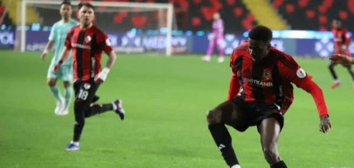 Samsunspor son günde Bayo’yu kadrosuna kattı, 11 oyuncu ayrıldı