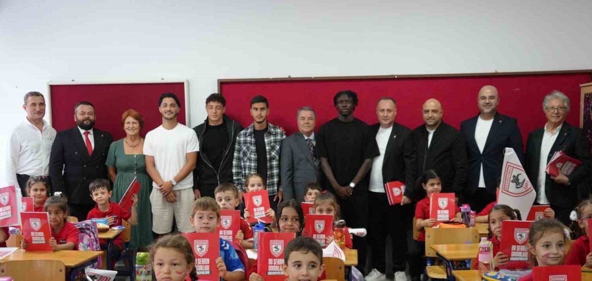Samsunspor’dan ilkokul öğrencilerine ‘Bu şehrin çocukları Samsunsporludur’ defter dağıtımı
