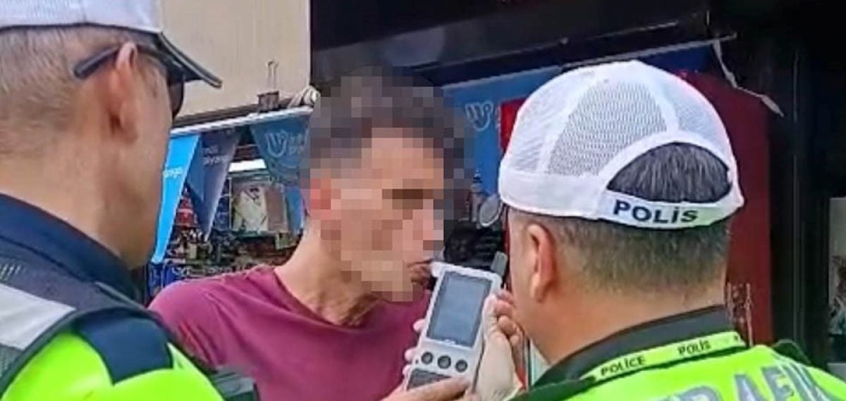 Saraçlar Caddesi’nde araç tabela ve tenteye çarptı, sürücü hafif yaralandı