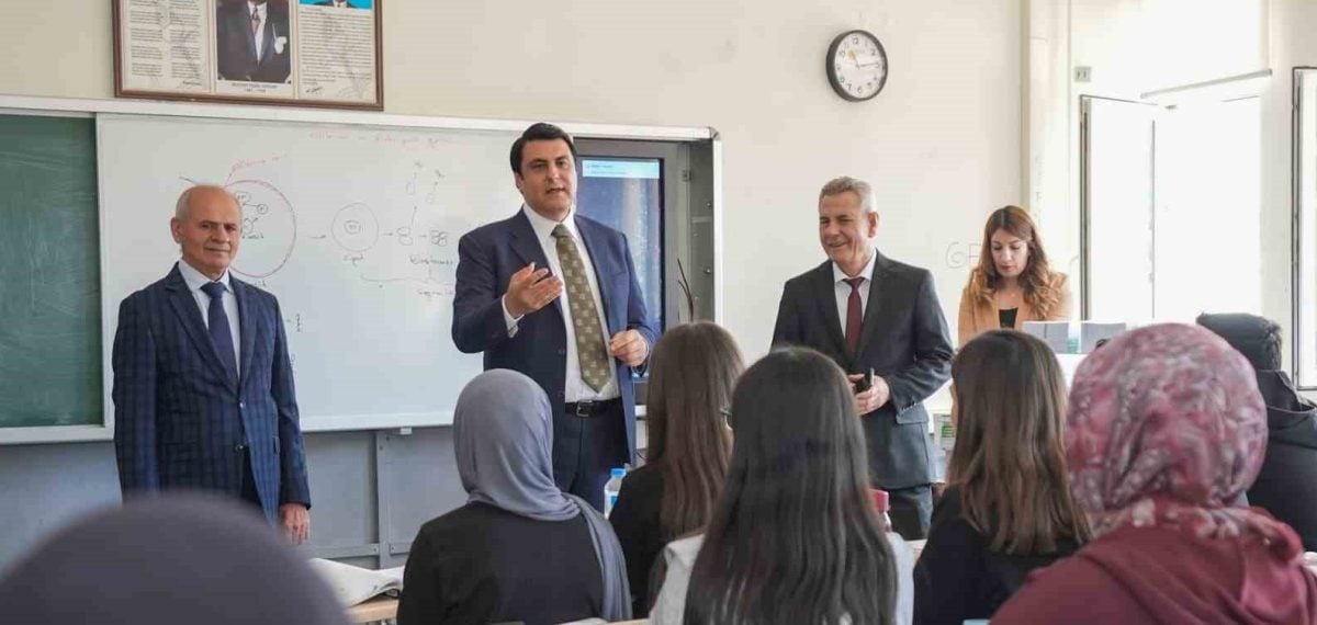 Şehitkamil Belediyesi üniversitelilere dönem başına 10 bin TL olmak üzere toplam 20 bin TL destek sağlıyor
