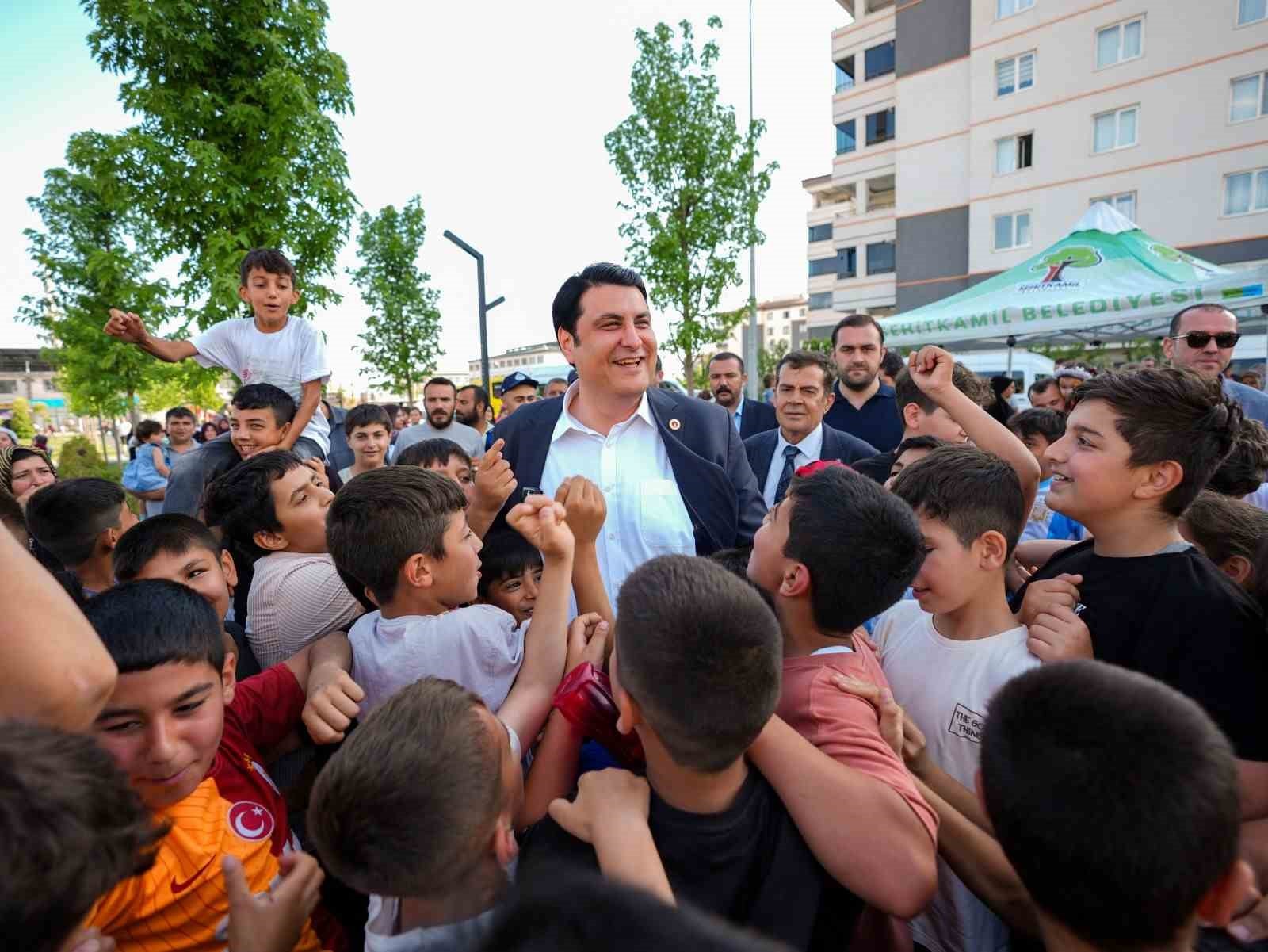 Şehitkamil’den dar gelirli ilk ve ortaokul öğrencilerine dönemlik 4 bin TL destek
