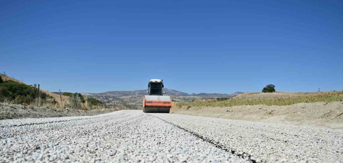 Selendi’de 26 yıl sonra 5 kilometrelik bağlantı yolunda soğuk asfalt çalışması başladı