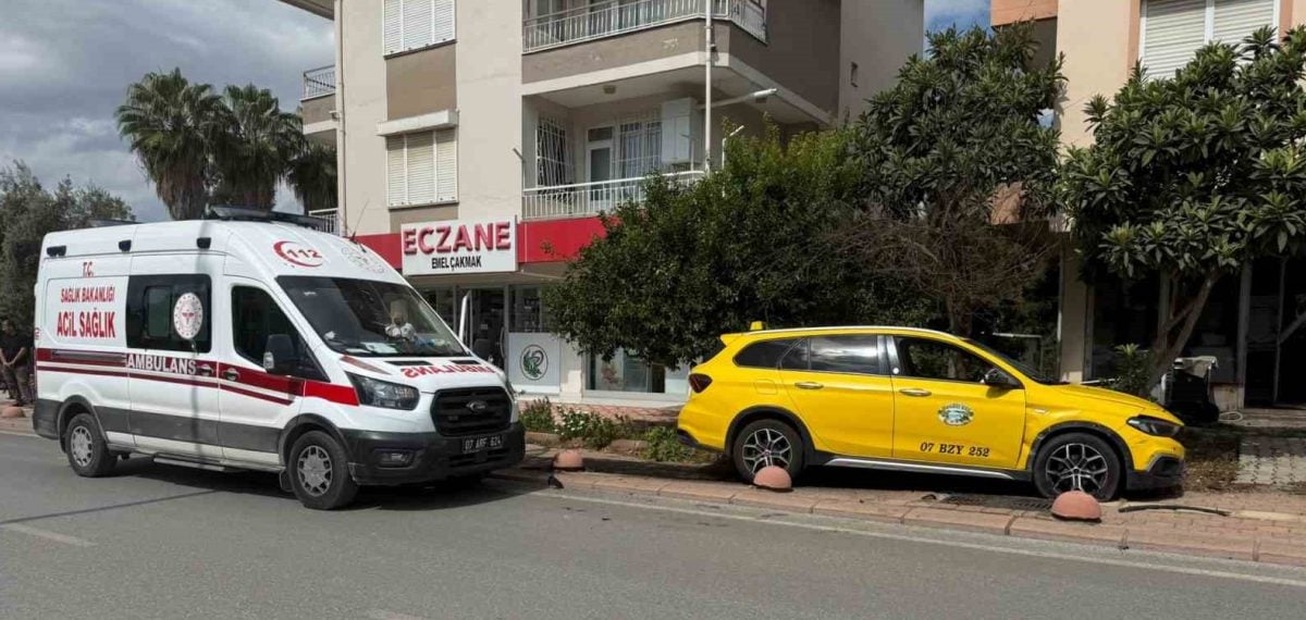 Serik’te kavşakta ticari taksi ile hafif ticari araç çarpıştı, yaralanma yok