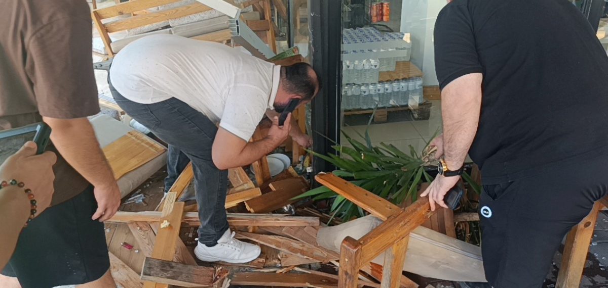 Servis minibüsü kaldırımdan çıkarak Manavgat’taki kafeye daldı, müşteri son anda kurtuldu