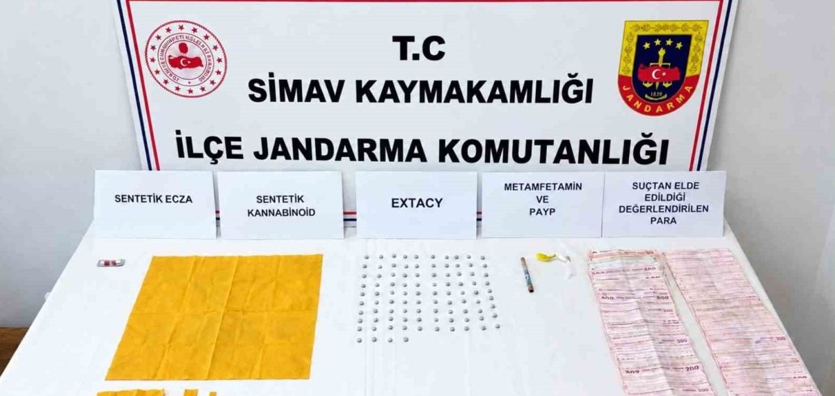 Simav’da jandarmadan uyuşturucu operasyonu: Çok sayıda hap ve nakit ele geçirildi
