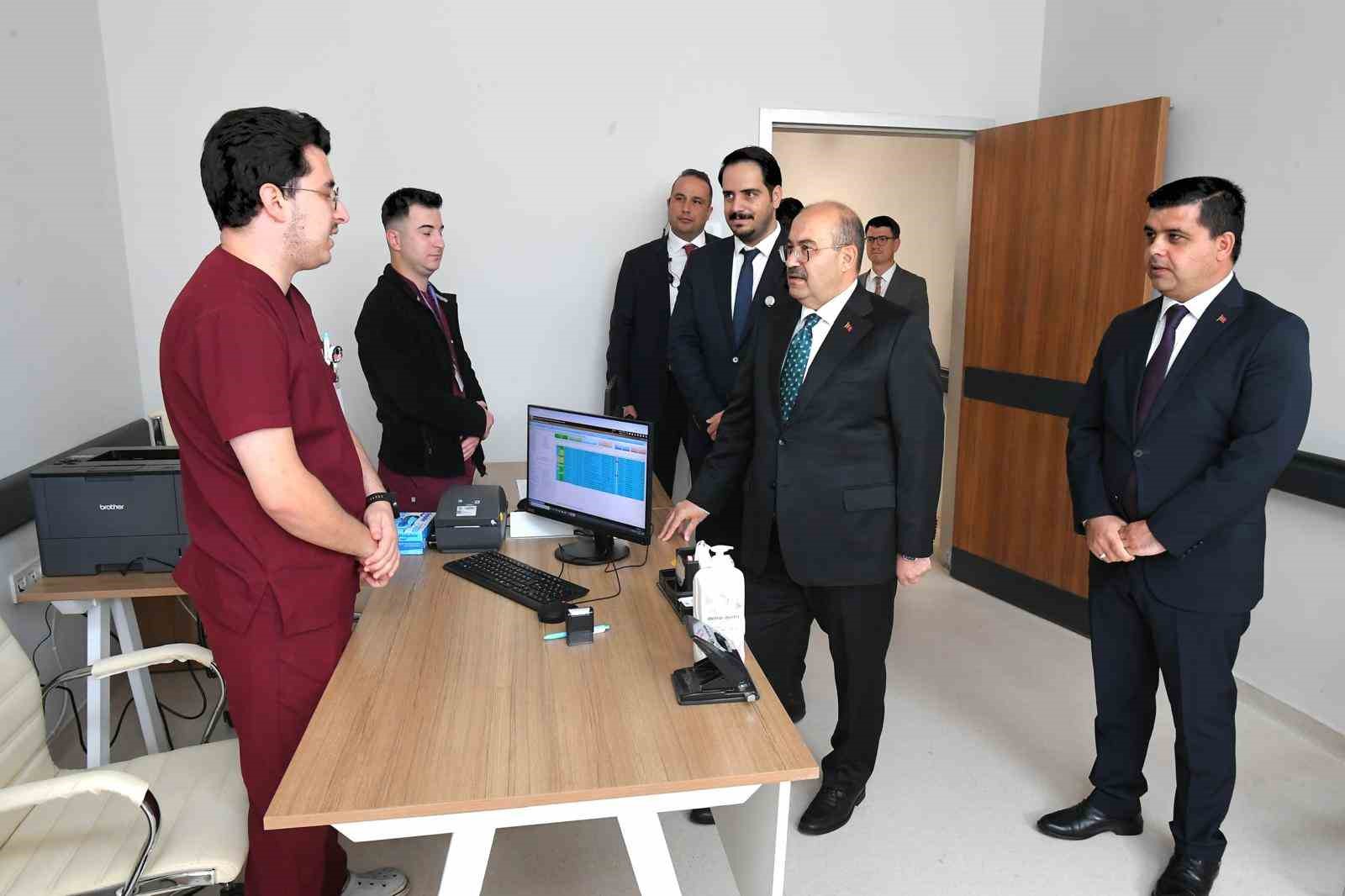 Sındırgı Devlet Hastanesi hizmete girdi, Vali Ustaoğlu incelemelerde bulundu