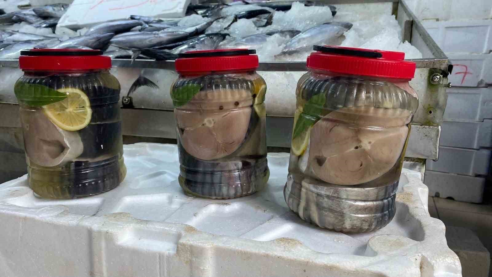 Sinop’ta balıkçılar lakerda ve kalın tuzla uzun süre saklanan palamutu anlatıyor