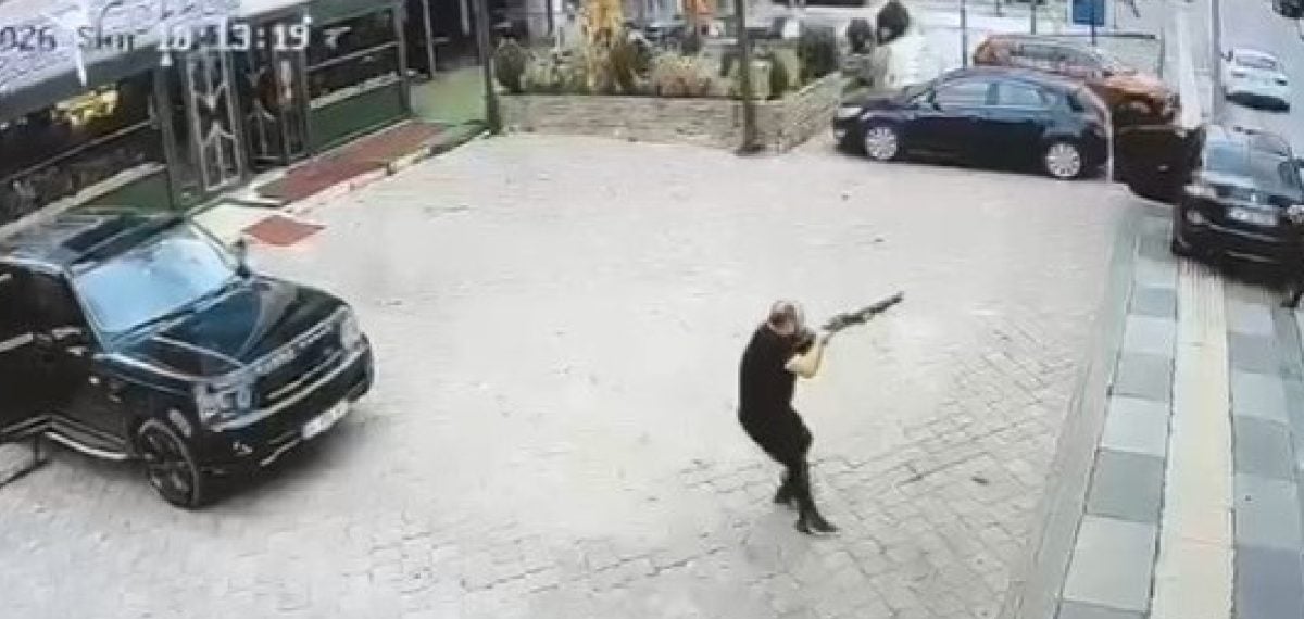 Spor salonu önünde çıkan silahlı çatışmada bir kişi öldü bir kişi yaralandı