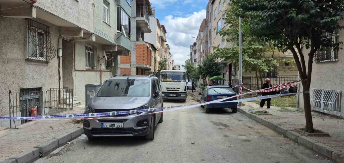 Sultangazi’de iki bina çatlak nedeniyle tahliye edildi, dronla incelendi