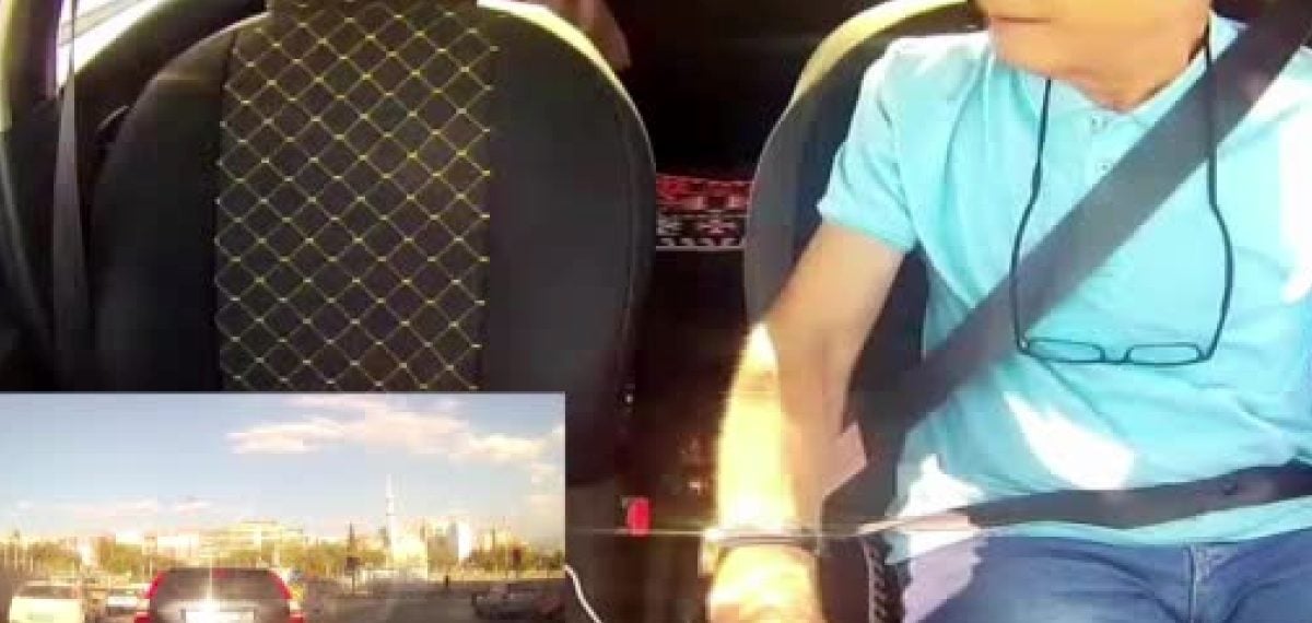 Taksi sürücüsü kalp krizi şüphesiyle fenalaşan yolcuyu polis eşliğinde hastaneye yetiştirdi