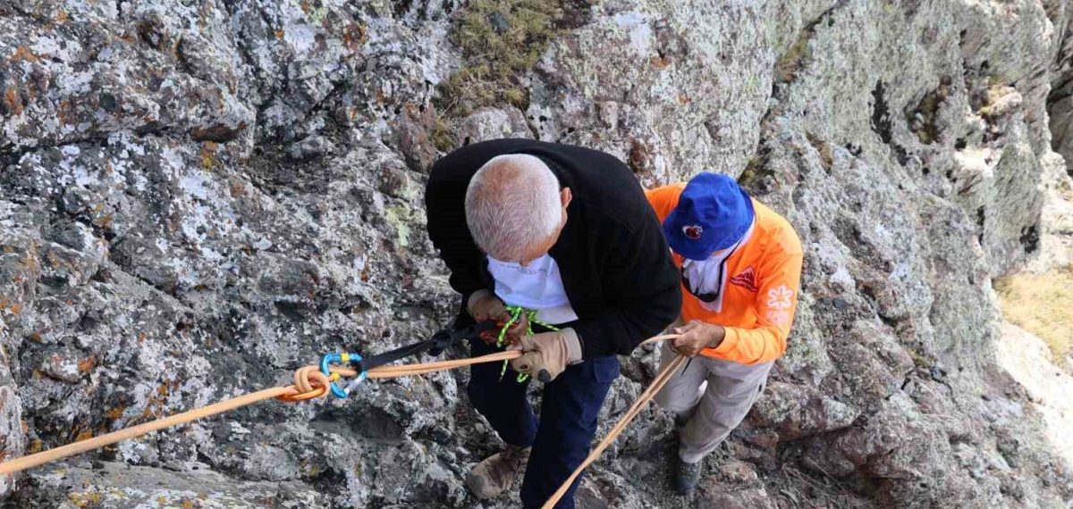 Tekelti Dağı’nda panik yaşayan amatör dağcı ekiplerce güvenli bölgeye indirildi