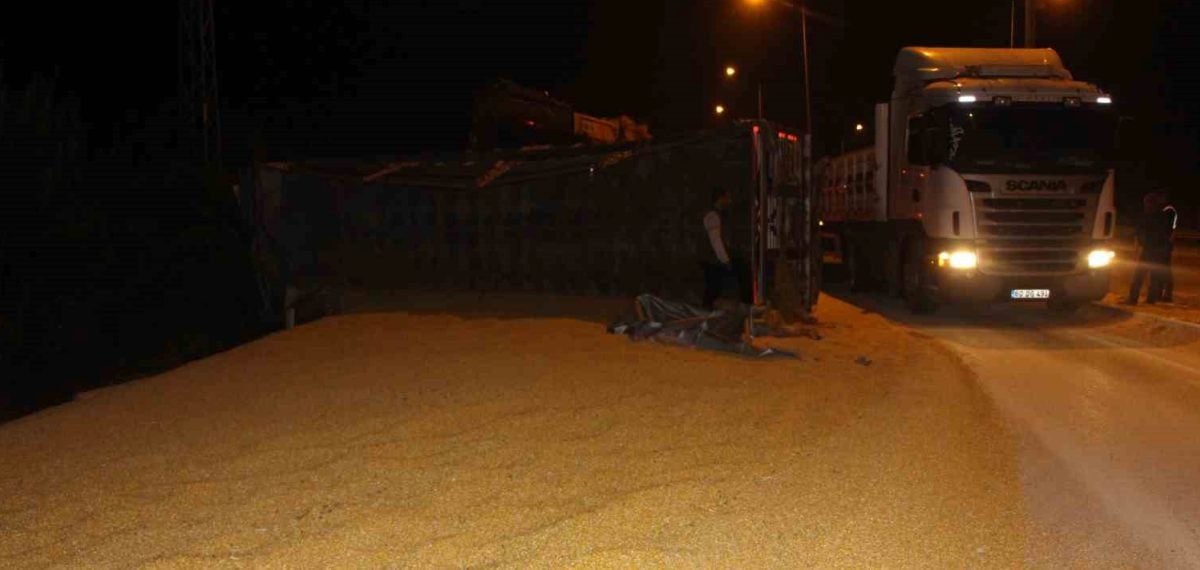 Tır sürücüsünün dalgınlığı devrilen tır ve yola savrulan 25 ton mısırla trafik kapattı