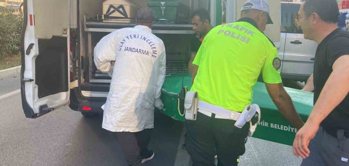 Tırla çarpışan motosiklet savrularak park halindeki kamyonete çarptı: Sürücü hayatını kaybetti