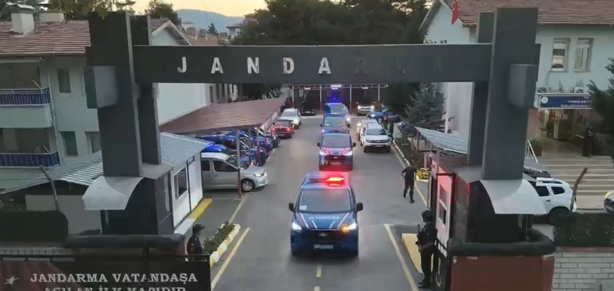 Tokat’ta eş zamanlı operasyonda uyuşturucu, silah ve 53 bin 550 lira ele geçirildi