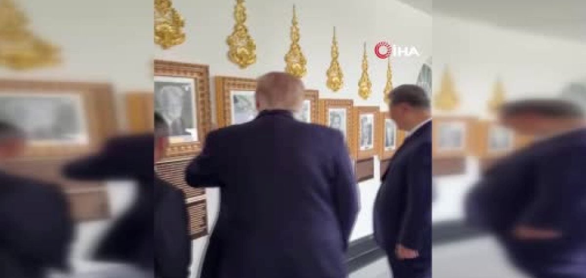 Trump, Beyaz Saray’da Biden tablosunu gösterip imza makinesi şakası yaptı
