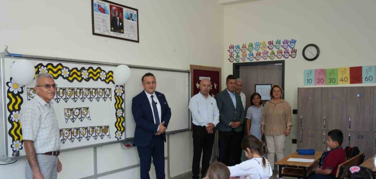 Turhal Belediye Başkanı Ural okulu ziyaret etti, gezici kütüphane öğrencilerle buluştu