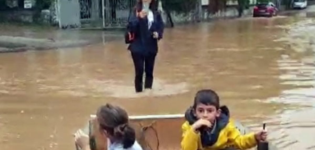 Tuzla Mahallesi’nde taşkın sonrası bahçede oltayla protesto eden mahalle sakini