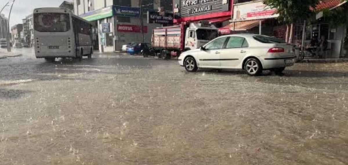 Uşak’ta sağanak ve dolu yolları göle çevirdi, ulaşım aksadı