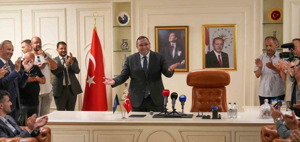 Üsküdar Belediye Başkanvekili Dündar Ziya Gültekin görevine başlayıp tebrikleri kabul etti