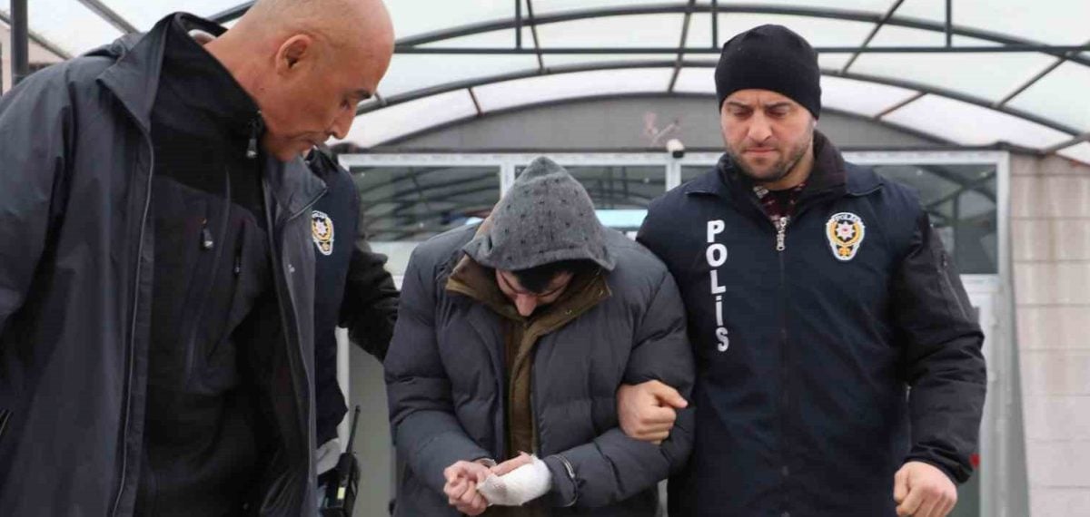 Üvey babasını bıçaklayarak öldürme davası başladı Harun Özbek savunma yaptı