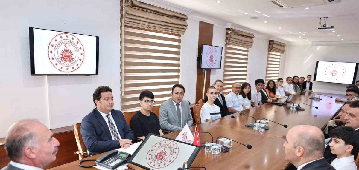 Vali Ali Çalgan, LGS ve YKS dereceli öğrencileri ağırladı ve başarılarını kutladı