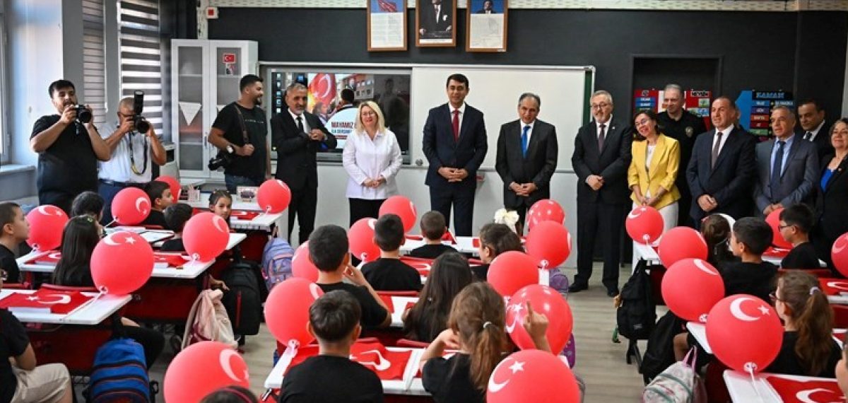 Vali Serdar Kartal Şefkat İlkokulu’nda 2026-2027 eğitim yılını başlattı