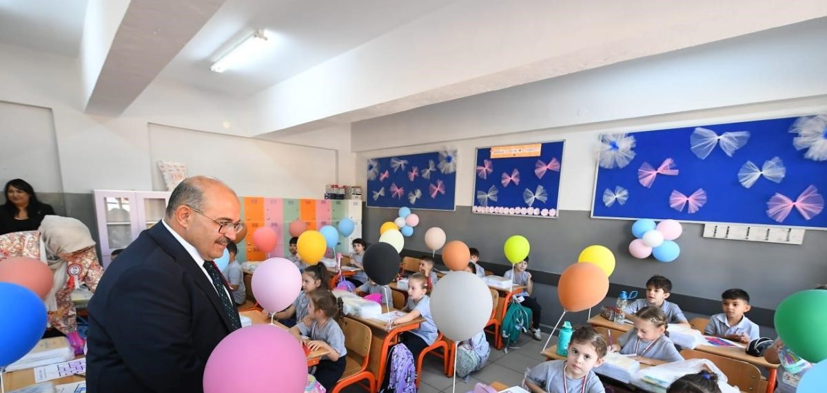 Vali Ustaoğlu, 2026-2027 eğitim yılının ilk zilini Balıkesir’de çaldı