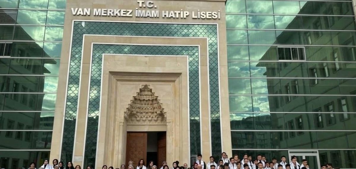 Van Anadolu İmam Hatip Lisesi öğrencileri Güneydoğu TEKNOFEST için 100 kişilik kafileyle yola çıktı