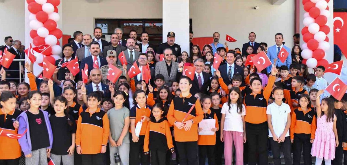 Van’da yeni eğitim-öğretim yılı coşkuyla başladı 274 bin 685 öğrenci dersbaşı yaptı