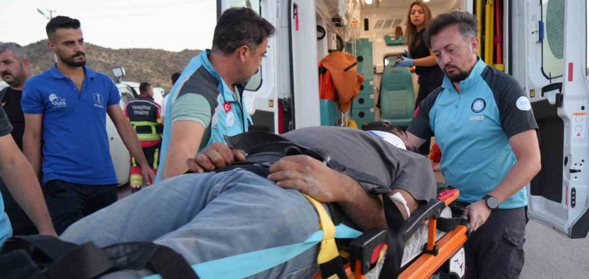 Yahşihan’da servis minibüsü ile otomobil çarpıştı, 14 kişi yaralandı