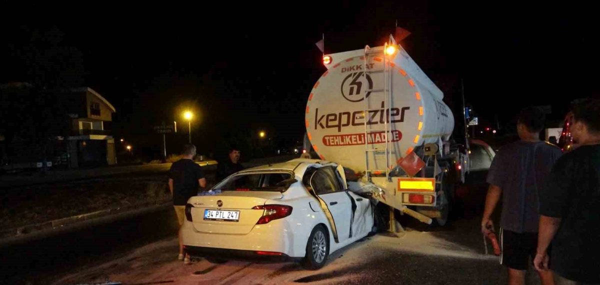 Yakıt tankeriyle çarpışan otomobilin sürücüsü hayatını kaybetti, araç tankerin altından çıkarıldı
