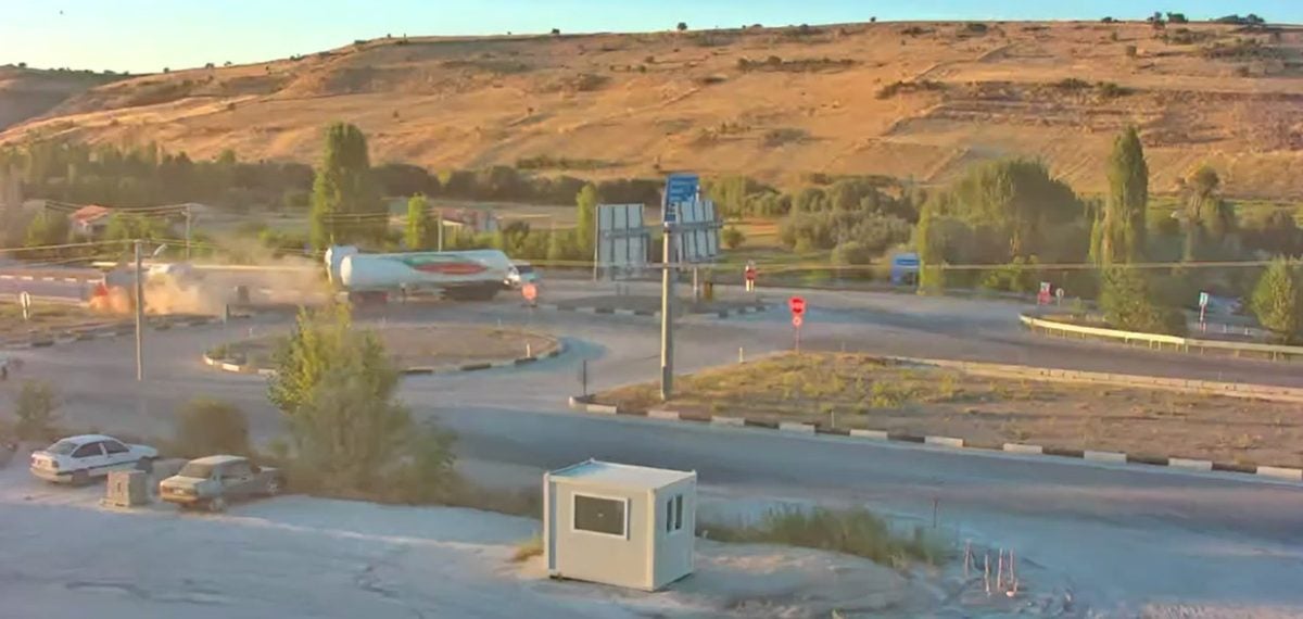 Yalvaç’ta kamyon ile LNG tankeri kavşakta çarpıştı, 3 kişi yaralandı