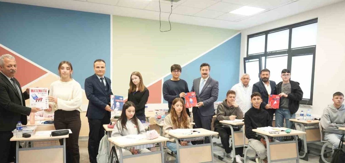 Yenişehir Belediyesi öğrencilerine ücretsiz 18 kitaplık üniversite seti sağladı