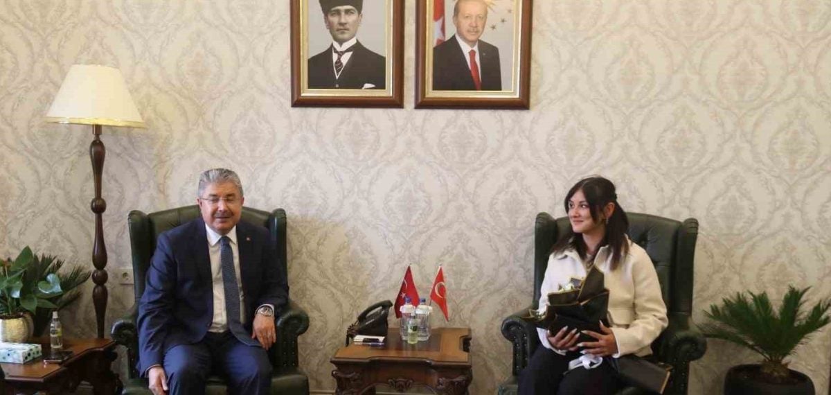 Yerde bulduğu Türk bayrağını koruyan kurye vali tarafından ağırlanıp ödüllendirildi