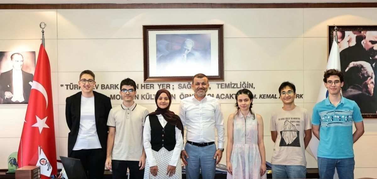 YKS’de ilk 100’e giren 6 öğrenci Başkan Çavuşoğlu tarafından ödüllendirildi