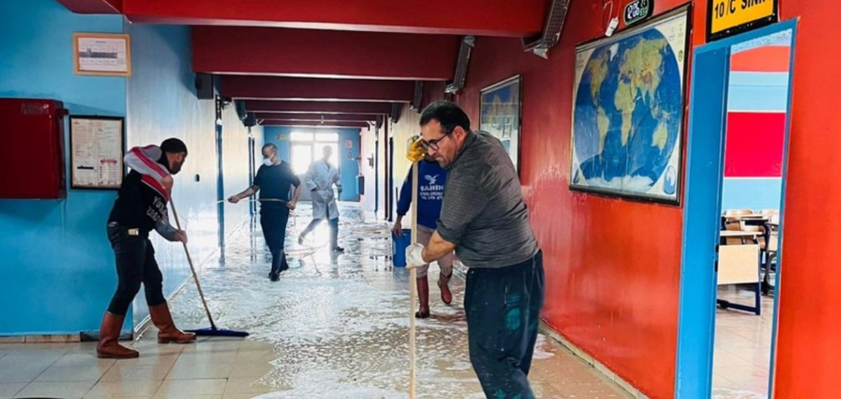 Yüksekova okulları öğretmen ve personel eliyle yeni döneme hazırlandı