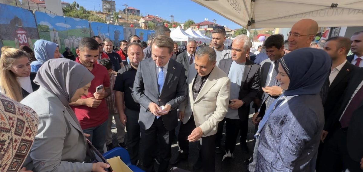 Yüksekova’da ADEM ve Halk Eğitim sergisi açıldı, kursiyerlere belgeler verildi