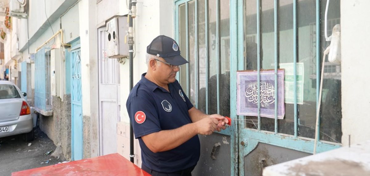 Zabıta ekipleri işletmede tarihi geçmiş çok sayıda ürün ele geçirip kapattı