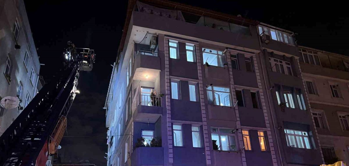 Zeytinburnu’nda bodrum yangını dumanı tüm binayı sardı, 5 kişi tedavi edildi
