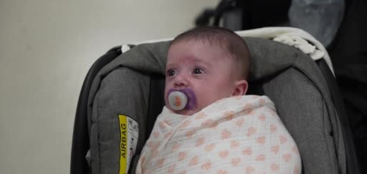 24 haftalık ve 720 gram doğan bebek 104 gün sonra ailesine kavuştu