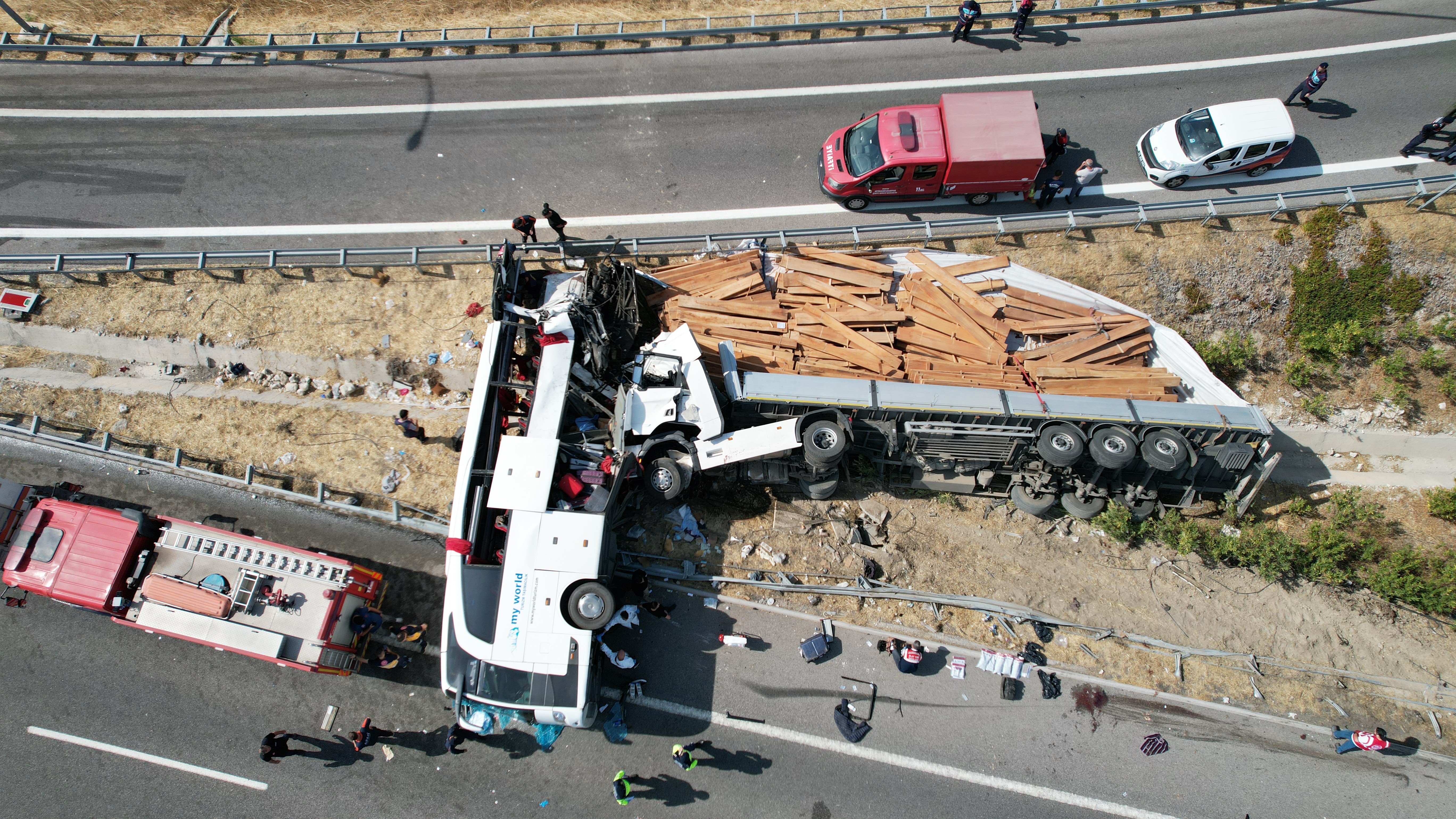 Manisa'da Otobüs ile Tır Çarpıştı: 11 Ölü, 27 Yaralı 3 99233