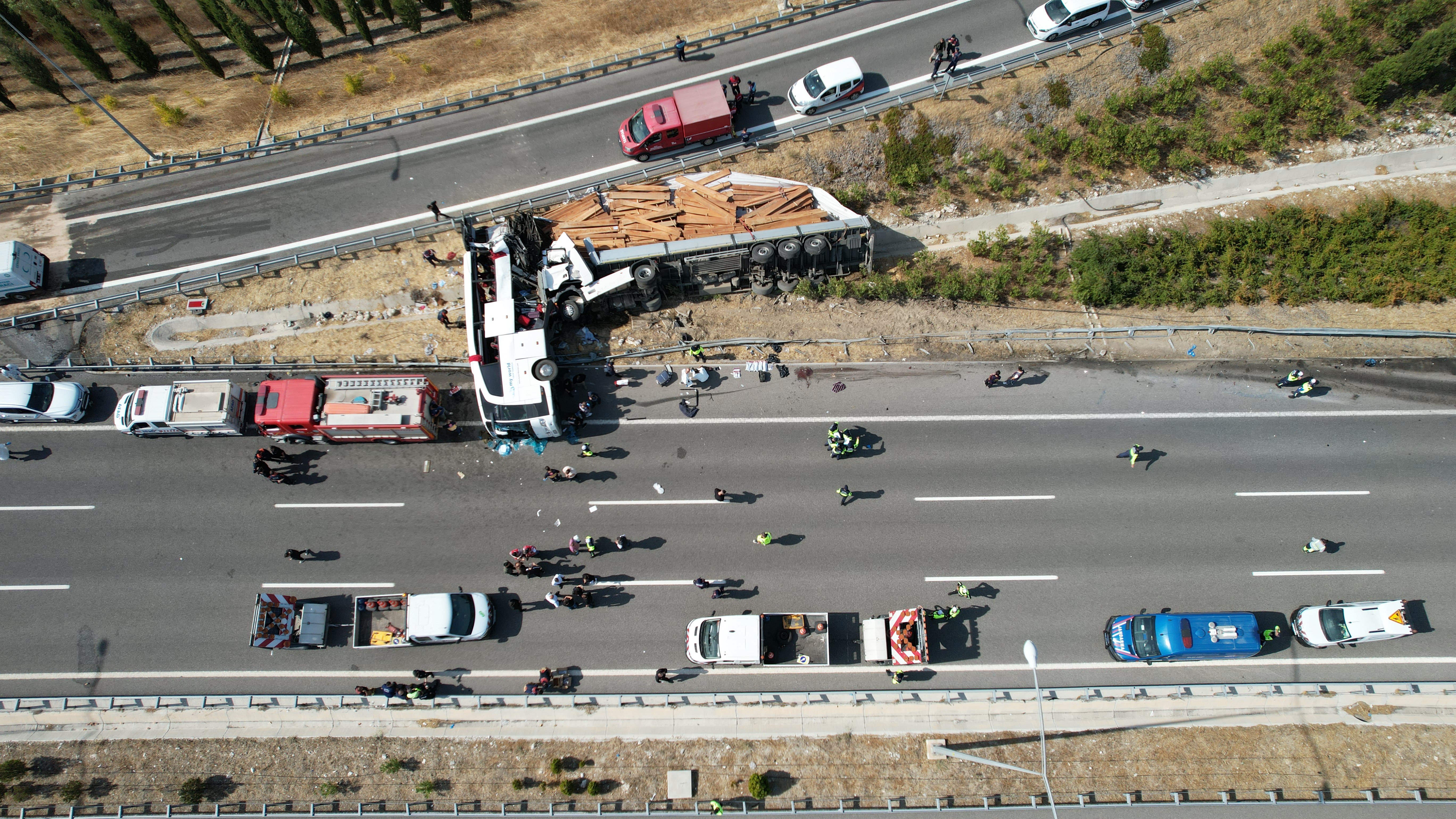 Manisa'da Otobüs ile Tır Çarpıştı: 11 Ölü, 27 Yaralı 1 99234