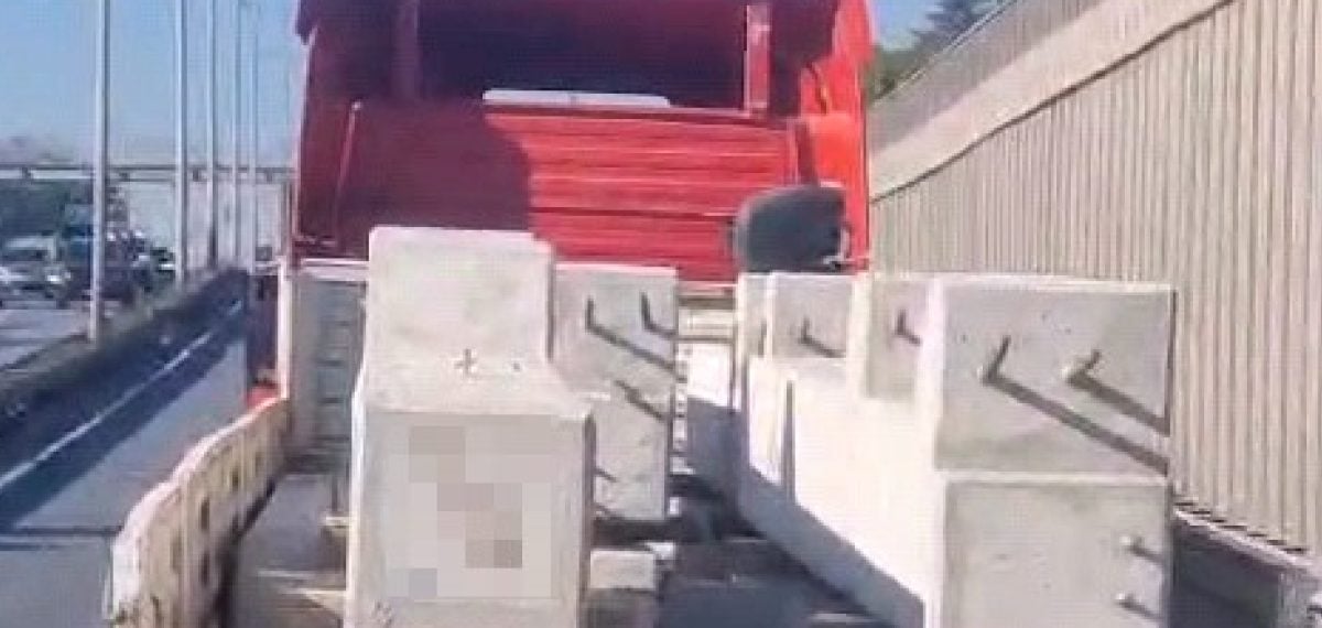 Açık kasada sabitlenmemiş tonlarca beton bloğun trafikte tehlike yaratması