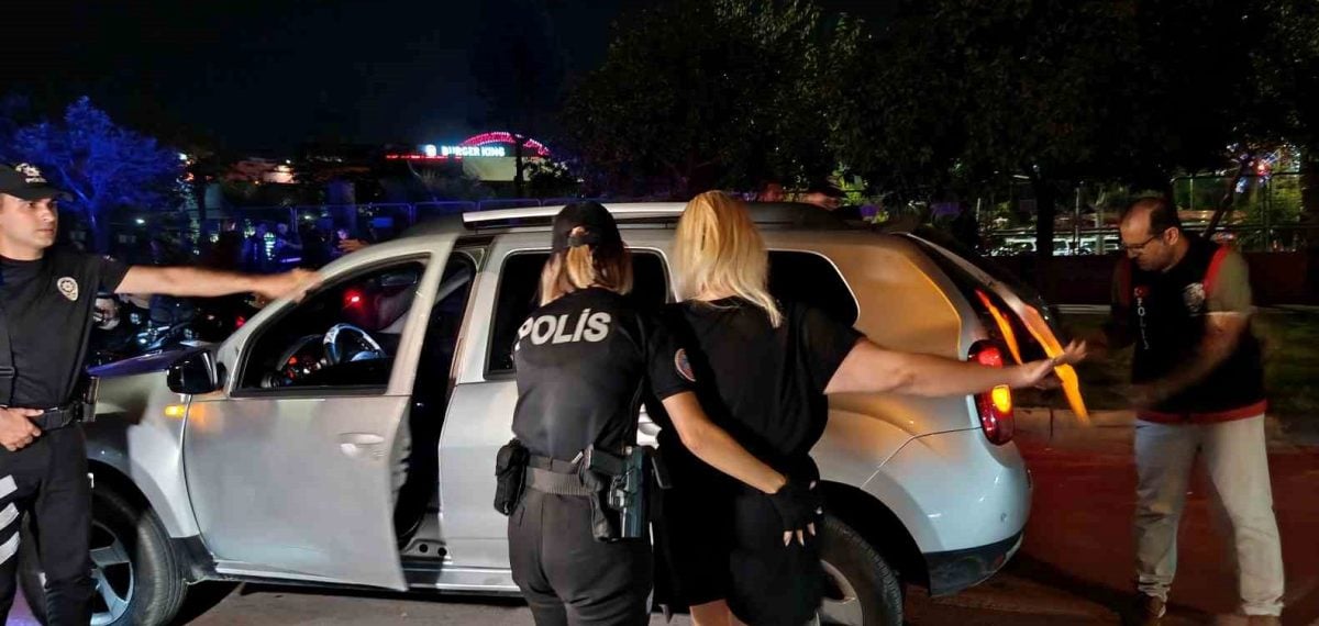 Adana’da uygulamada 66 kişi yakalandı 2 bin 241 ecstasy ele geçirildi