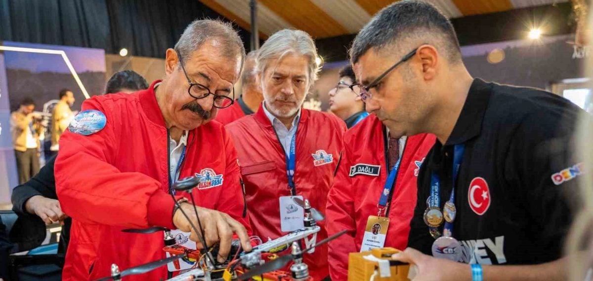 Adil Sani Konukoğlu TEKNOFEST’te gençlerin projelerini dinledi ve destekledi