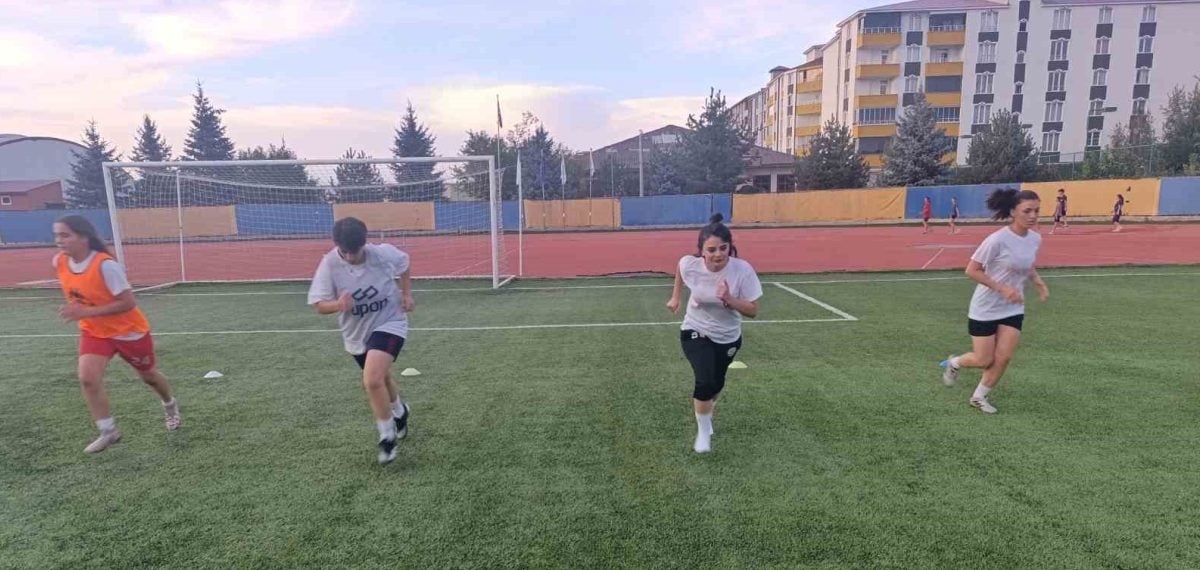 Ağrı Kadın Futbol Takımı 1. Lig hedefiyle hazırlıklarını yoğunlaştırdı