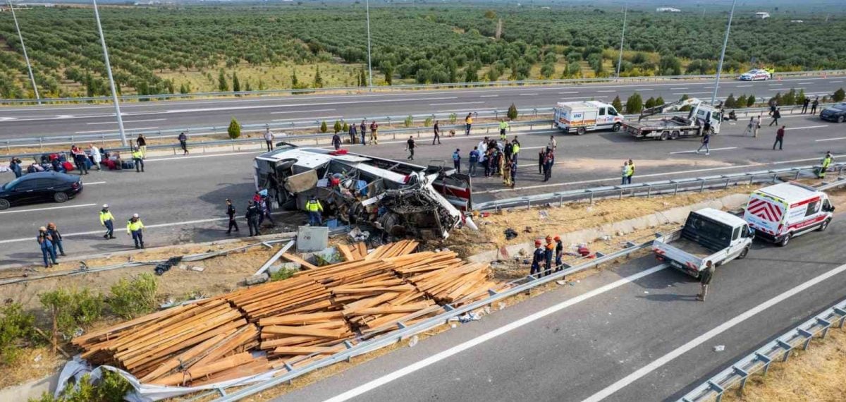 Akhisar gişelerinde otobüs ile çekici çarpıştı: 11 kişi yaşamını yitirdi