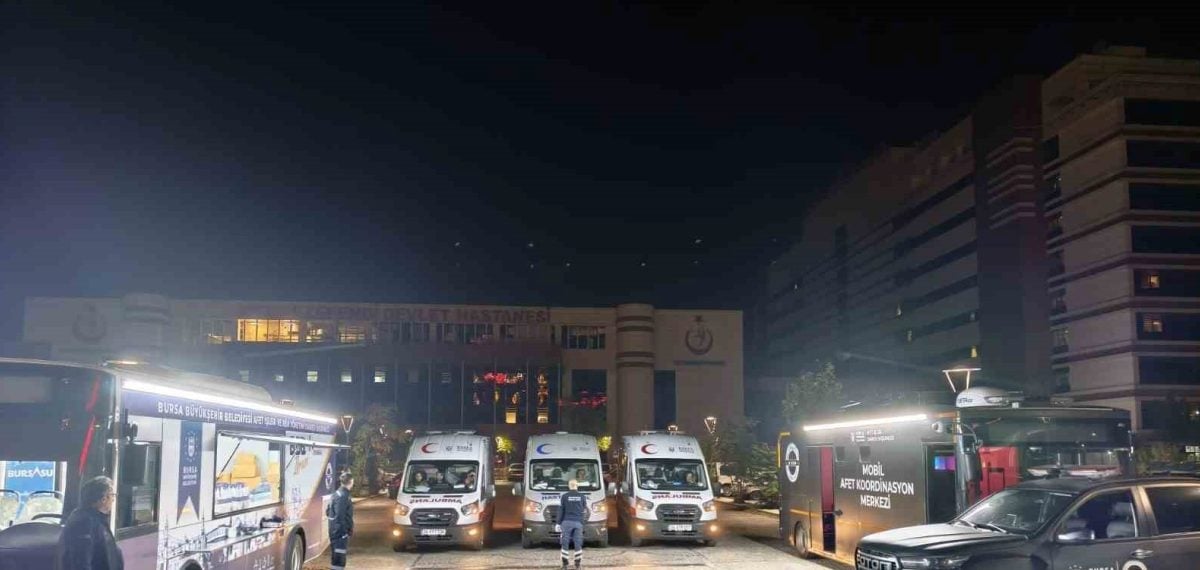 Akhisar gişelerinde otobüs ve çekici çarpışması 11 can kaybı 27 yaralı