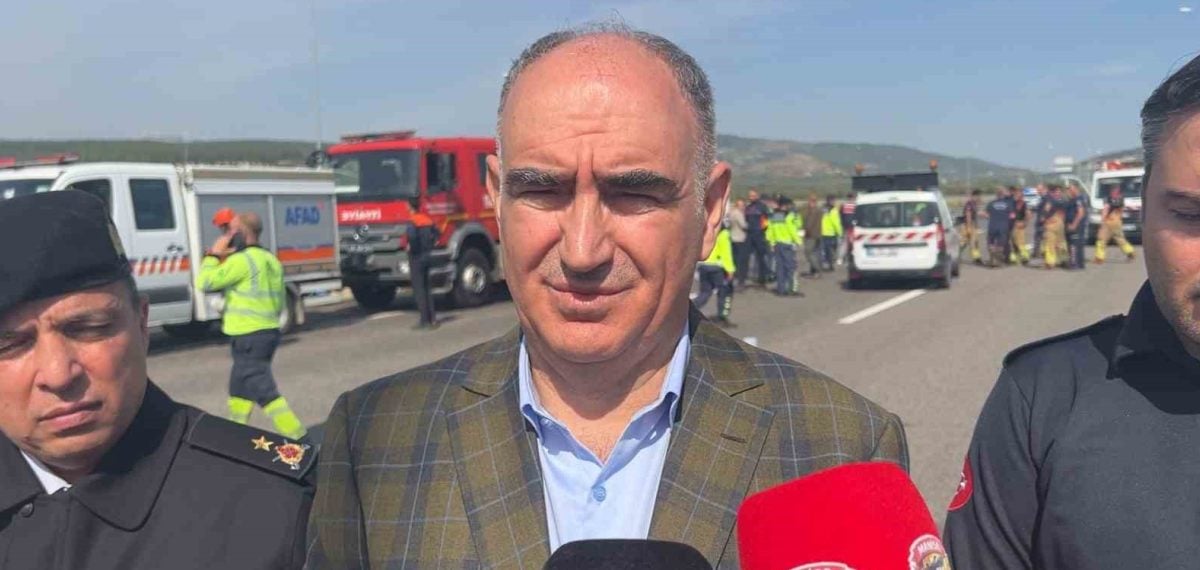 Akhisar yakınlarında otobüs ile tır çarpışması sonucu 11 kişi hayatını kaybetti