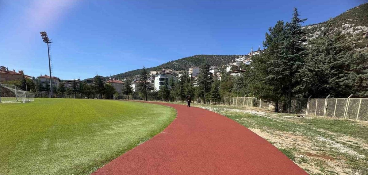 Akseki Atatürk Stadı’na ilk kez tartan pist yapımı tamamlanıyor